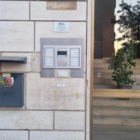 Bam Bam Tiburtina בית הארחה